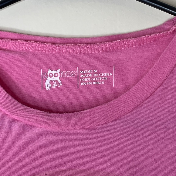 Womens Size Medium Hooters Pink T-Shirt - Picture 2 of 2